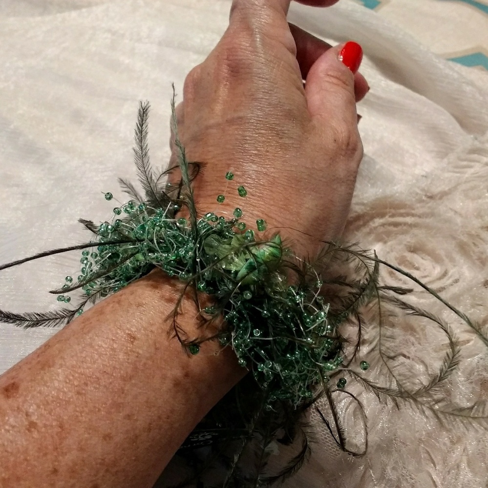 NWT APRIL CORNELL GREEN FEATHER BRACELET